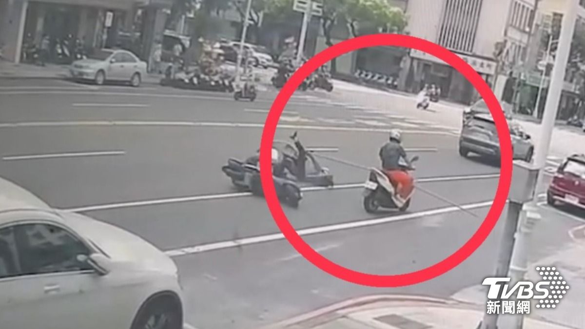 李姓機車騎士今(26)日載著逾4公尺沿成功一路行駛。(圖/TVBS)