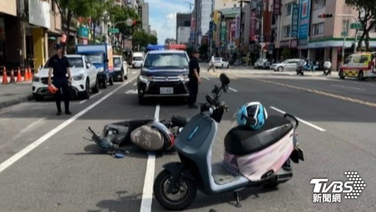 路過的2部機車被掃翻慘摔在地。(圖/TVBS)