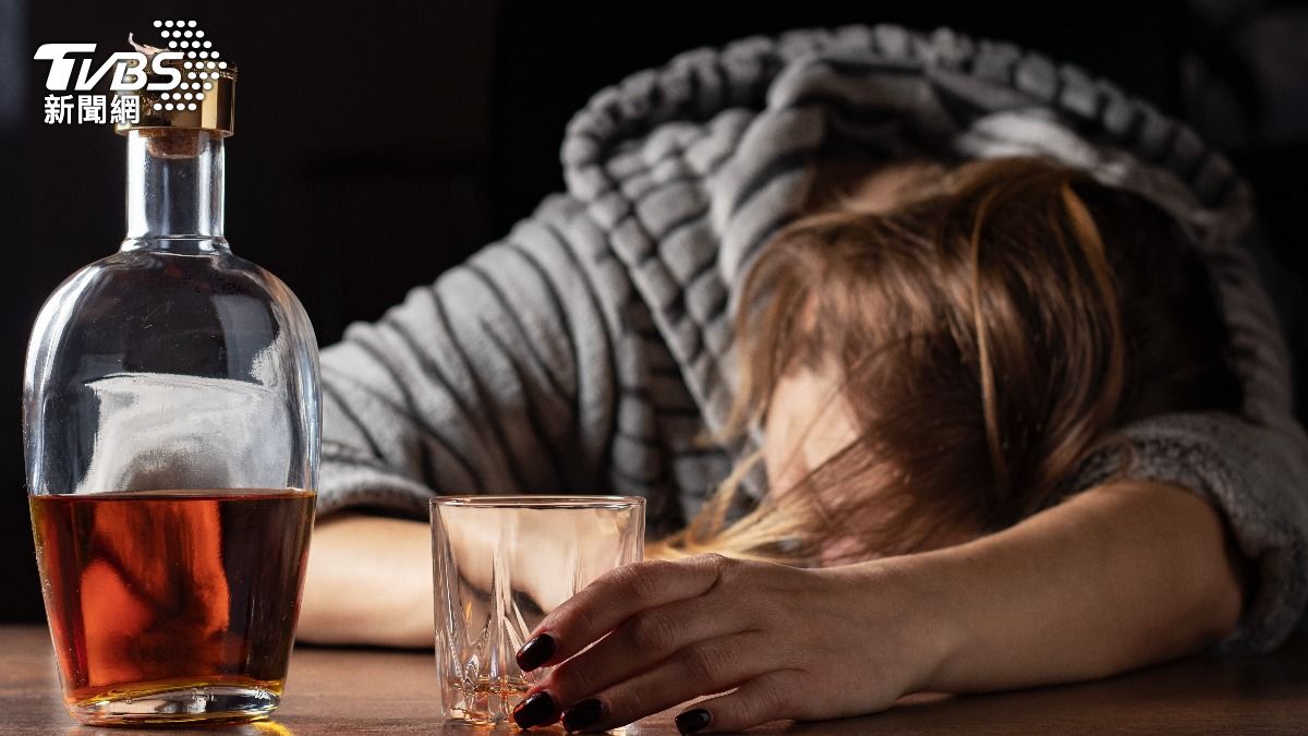 變態男趁女同事酒醉伸鹹豬手!全身摸一輪挨告 下場慘了