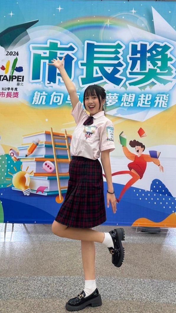 張家瑜在課業與演藝雙重壓力下依然保持品學兼優,相當優秀。(圖/陳孝志提供)