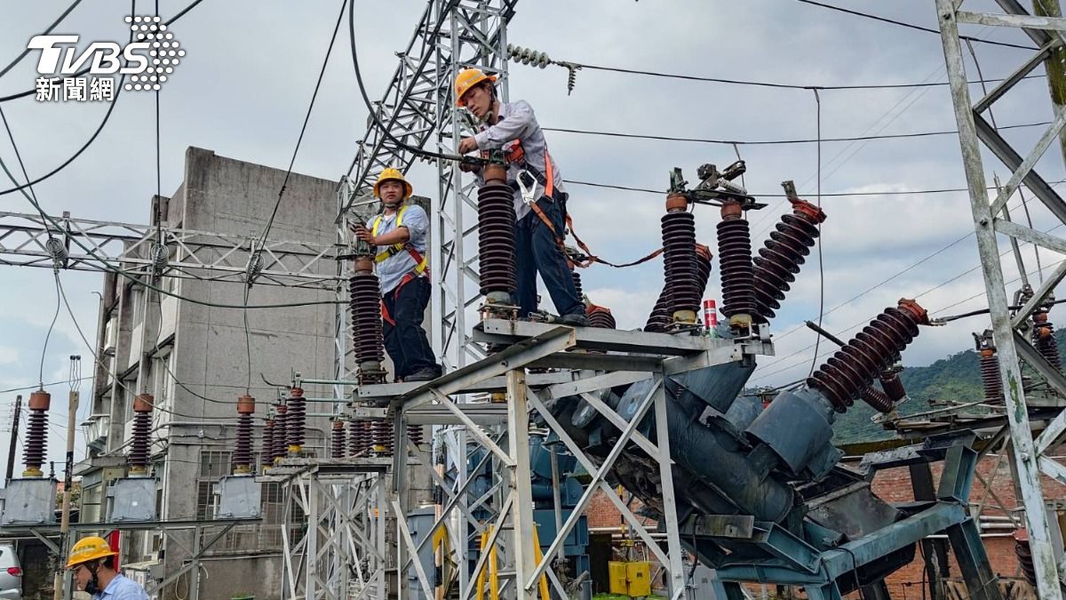 桃園山區大雨,超過2萬戶停電,台電緊急搶修。(圖/TVBS)