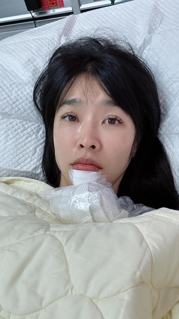 小嫻跌倒咬到嘴巴大爆血,緊急送醫處理。(圖/翻攝自小嫻臉書)