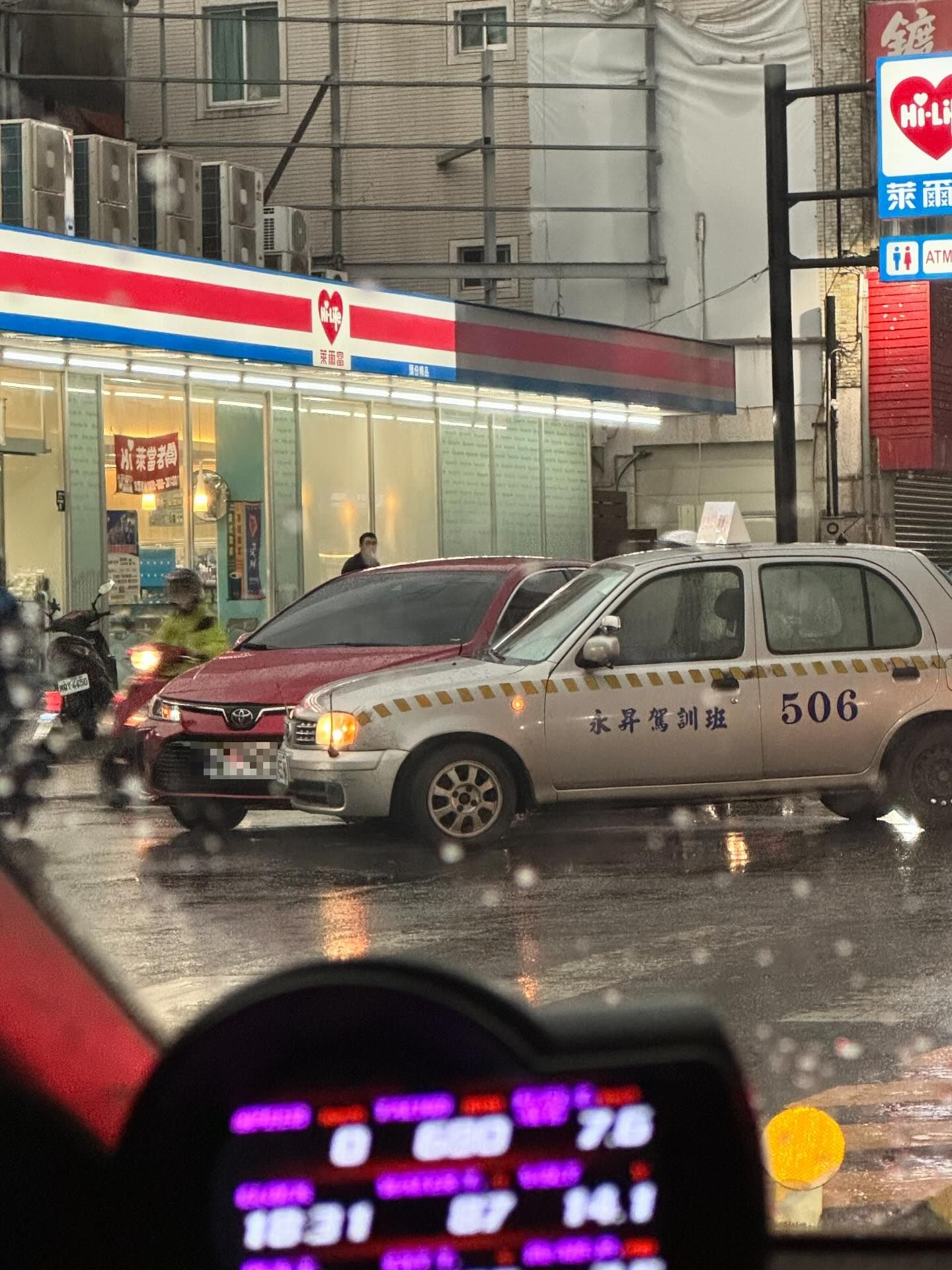教練車疑似未注意路況，與轎車發生碰撞，卻責怪轎車駕駛不當。（圖／翻攝自Threads@xiang______________）