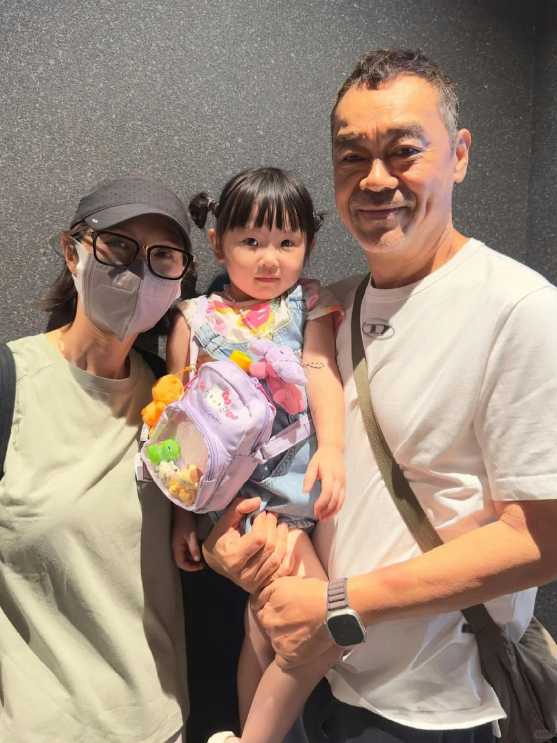 劉青雲與老婆郭藹明及小朋友合照。（圖／翻攝自小紅書）