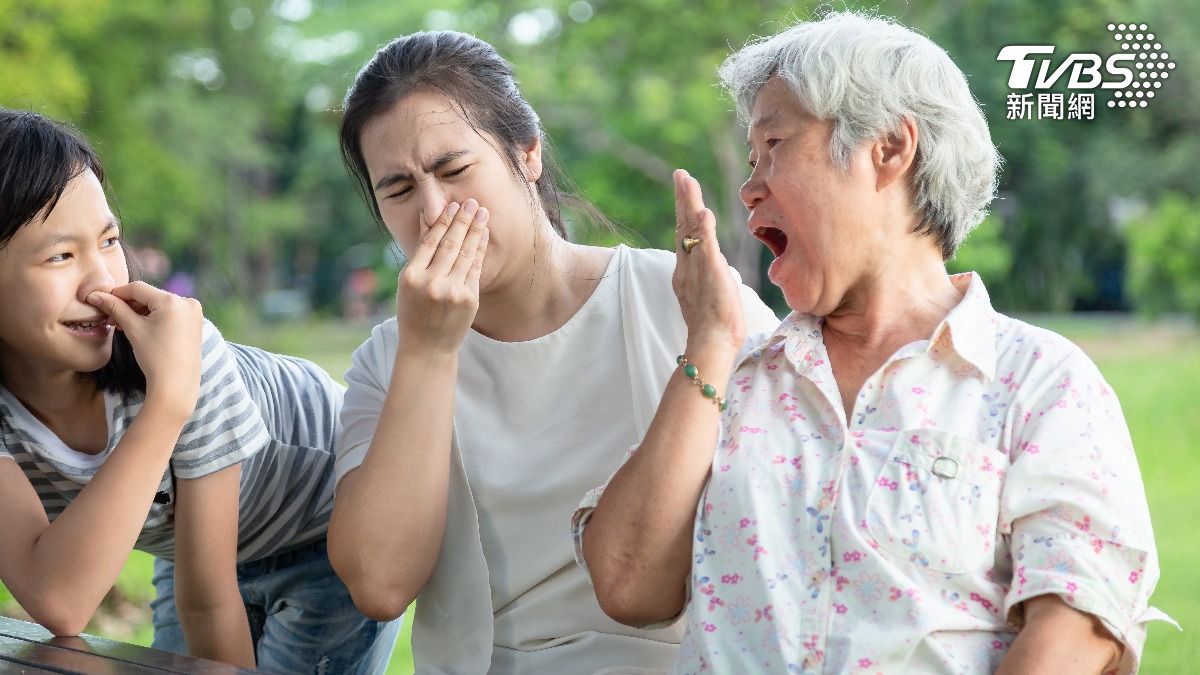 江坤俊醫師表示，形成老人臭的原因和皮脂腺有關。（示意圖／shutterstock達志影像）