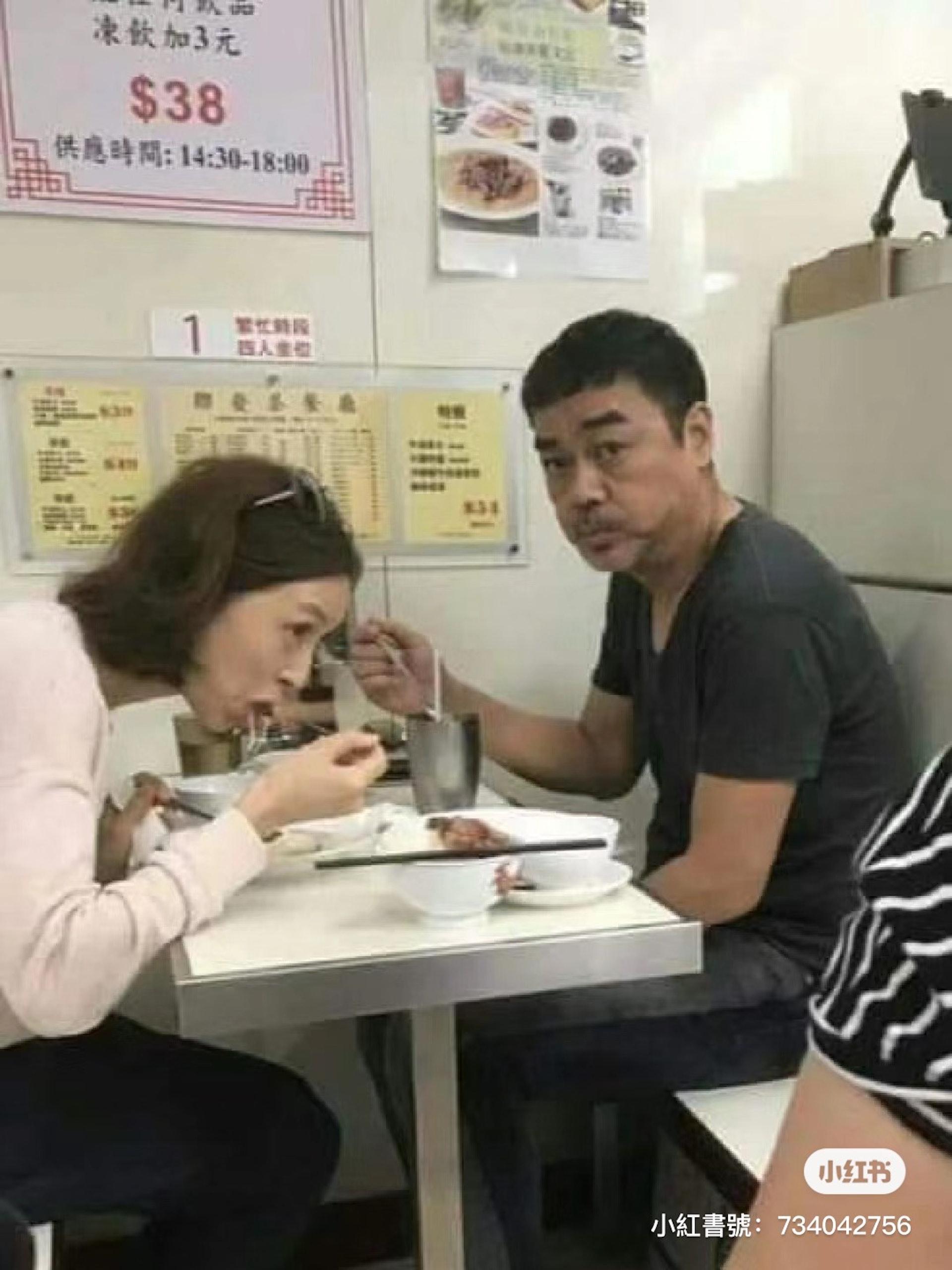 一名網友在小吃店吃飯偶遇劉青雲與郭藹明。（圖／翻攝自小紅書）