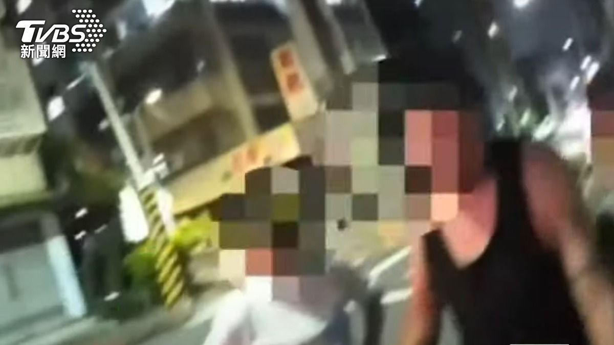 身穿黑衣的寵物店老闆曾在街上崩潰大吼,驚動警方到場關切。(圖/TVBS資料畫面)