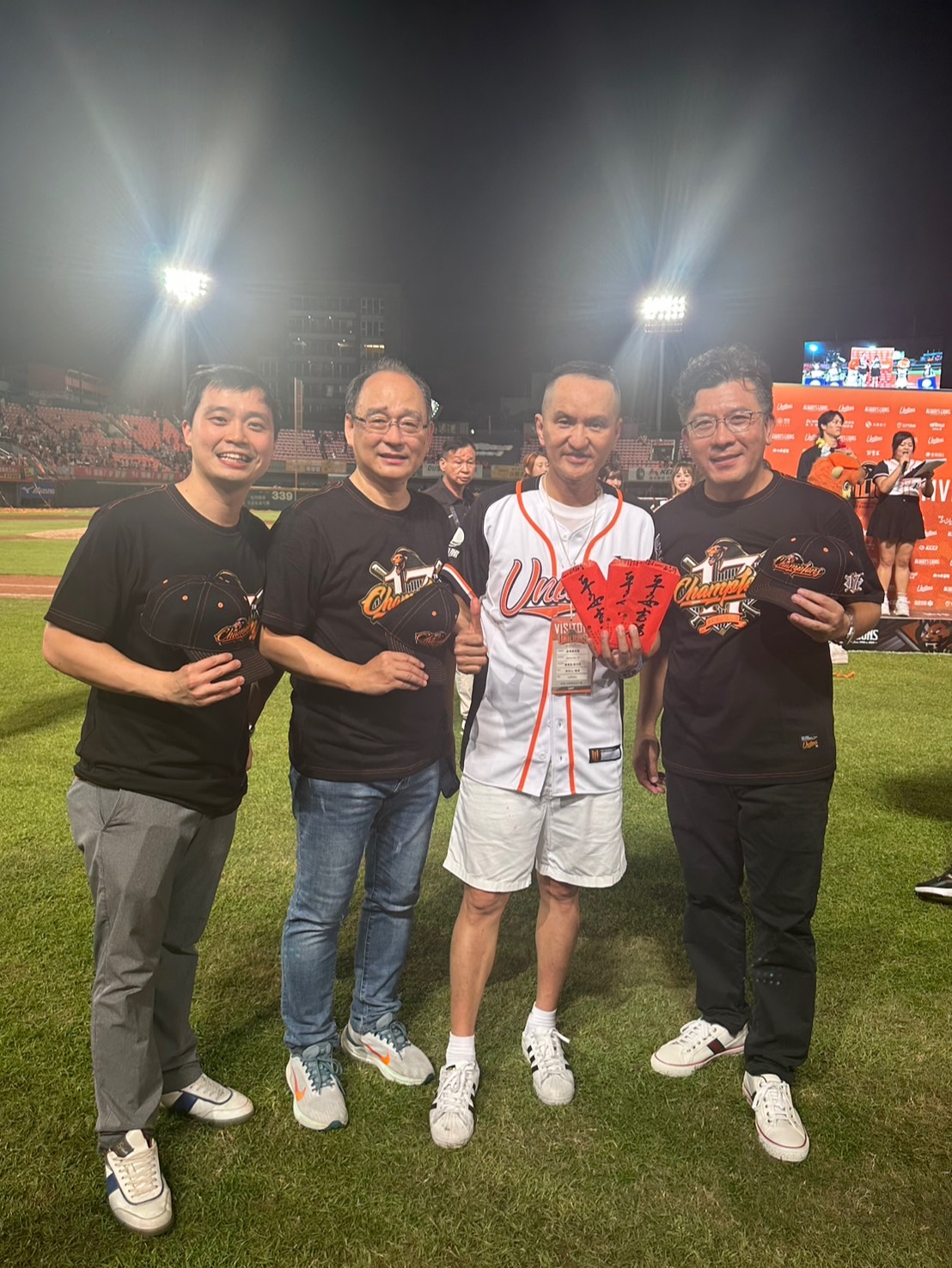 愛爾麗總裁常如山(右二)加發50萬獎金。 (圖/愛爾麗提供)