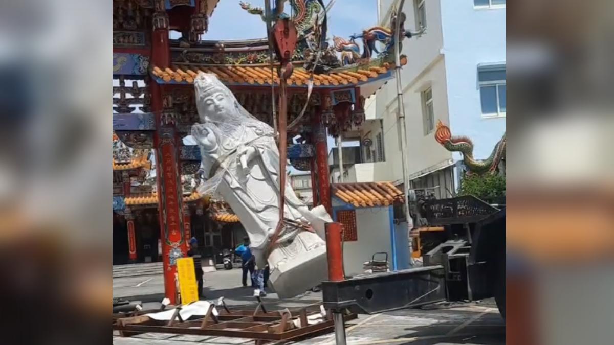 羅東永和寺進行佛像吊掛時,誤判繩索承重導致佛像斷頭。(圖/翻攝自爆廢1公社)