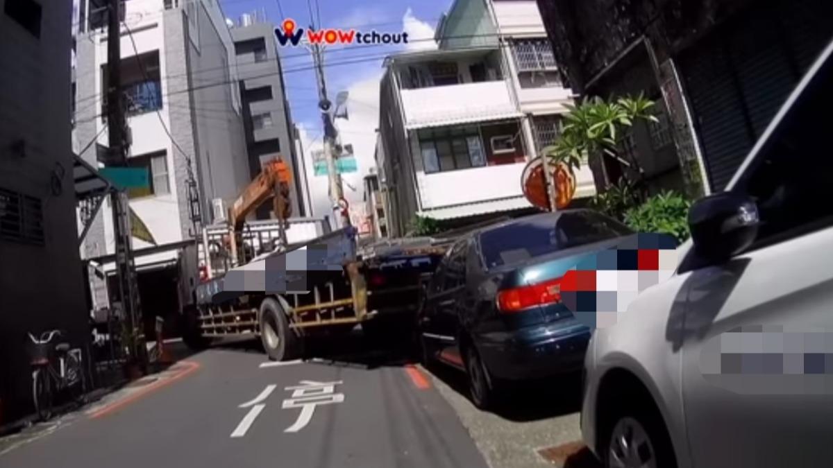 高雄「大學長」 教訓紅線違停車?卡路口倒車5次狠壓轎車