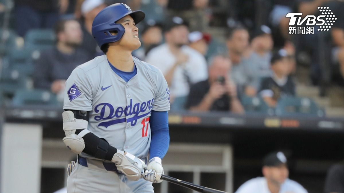 大谷翔平27日在首打席與投手纏鬥6球後、敲出437英呎(約133.1公尺)的中外野方向超大號全壘打。(圖/達志影像美聯社)