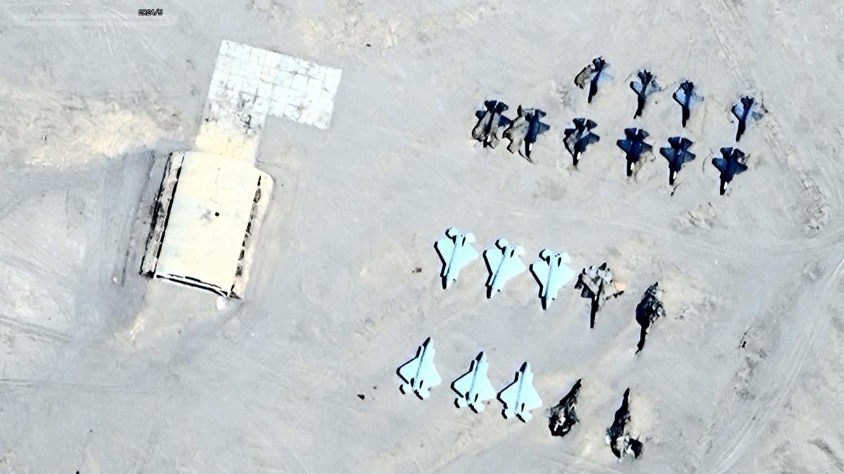 影像中有6架與美軍的F-22戰機非常相似的模型,另外也有狀似P-8A海神巡邏機和U-2偵察機的款式。(圖/翻攝自X@clashreport)