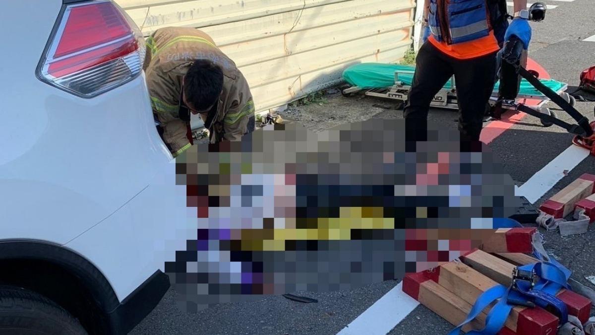 台南汽機車十字路口猛撞　騎士撞進路旁轎車底沒了呼吸心跳
