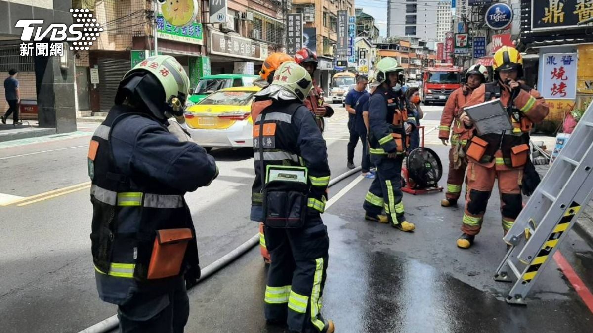 新北便當店發生火警,大批警消到場救援。(圖/TVBS)