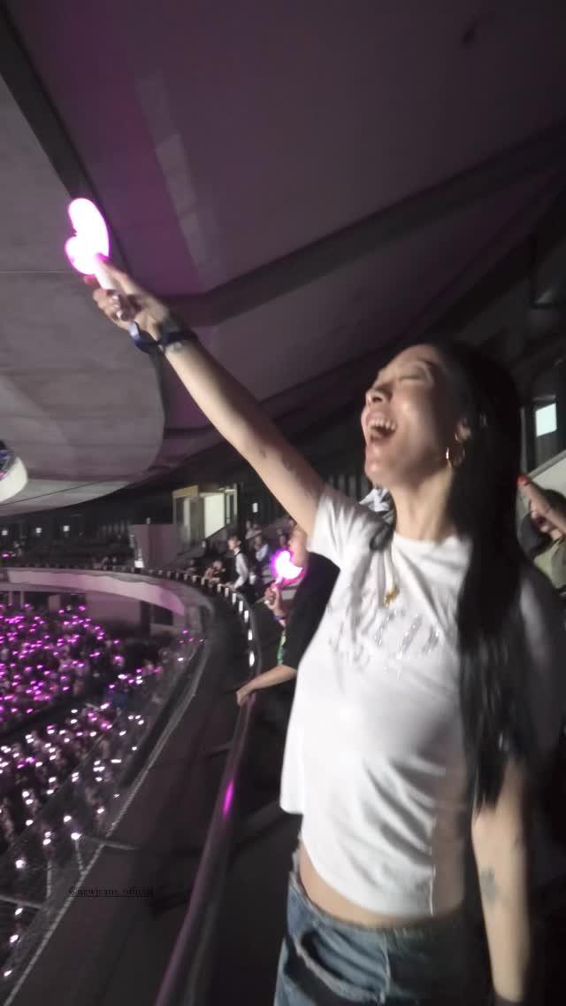 澤山璃奈聽到超嗨,忍不住隨著NewJeans的歌曲舞動。(圖/翻攝自澤山璃奈IG)