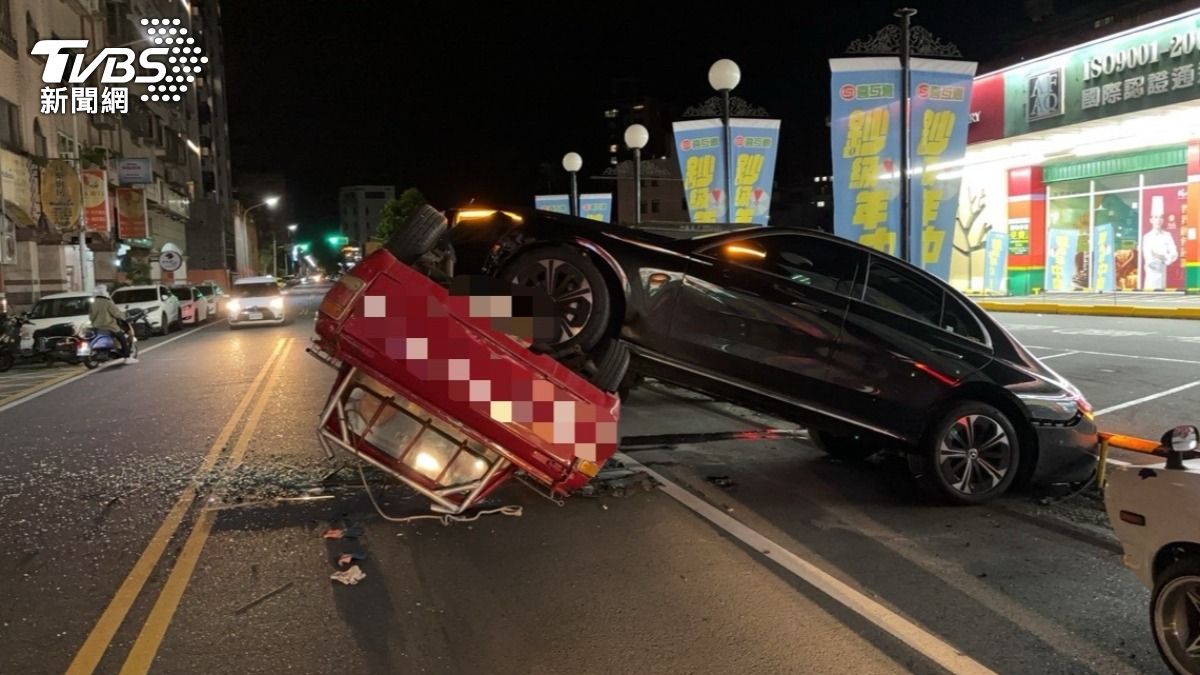 有片/怎麼停的?宜蘭賓士停車爆衝 鏟翻古董皮卡畫面曝