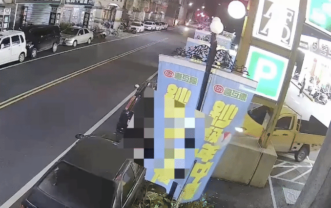 宜蘭賓士停車爆衝鏟翻古董皮卡。(圖/TVBS)