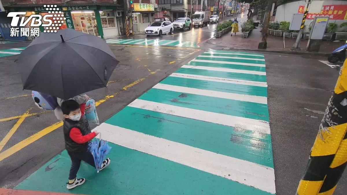 路口右轉禮讓行人!台中男27秒連停兩次 遭檢舉挨罰2.4萬