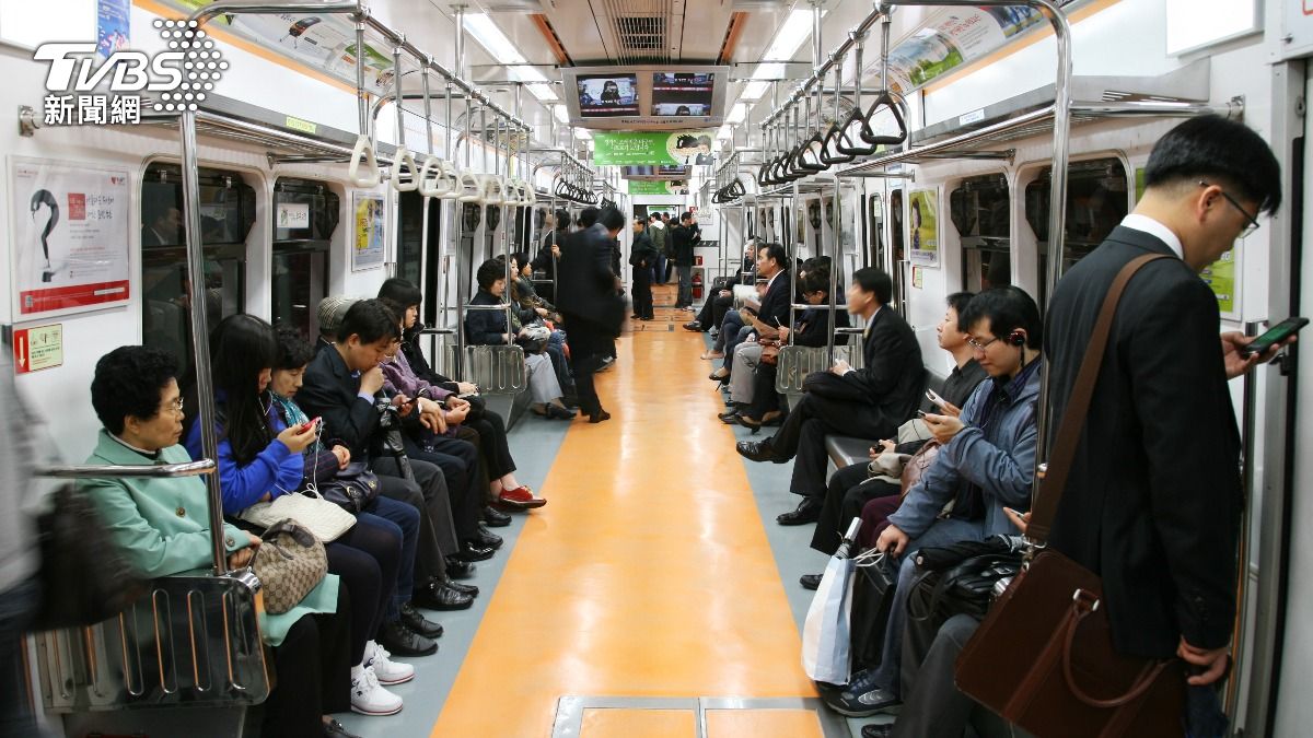 南韓也有博愛座爭議!年輕人打石膏遭長者罵髒話、動粗逼讓座