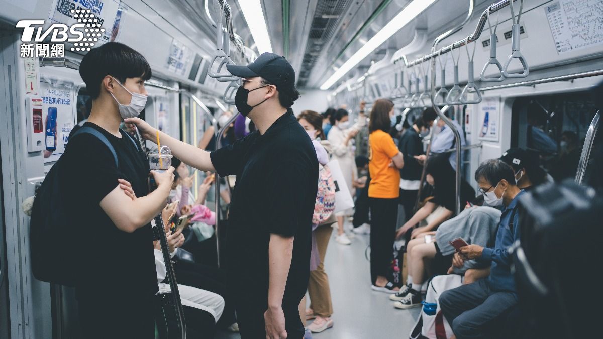 為避免惹麻煩上身,許多乘客寧可讓座位空著,也不會主動去坐。(圖/達志影像Shutterstock)