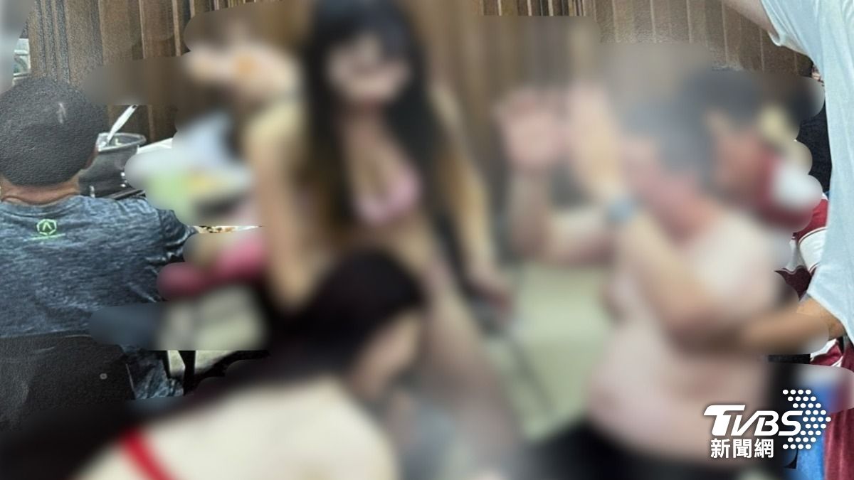 荒唐的照片全被PO網上傳。(圖/TVBS)