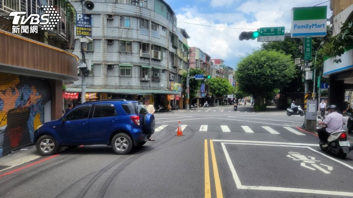 休旅車操作不慎撞進店面。(圖/TVBS)