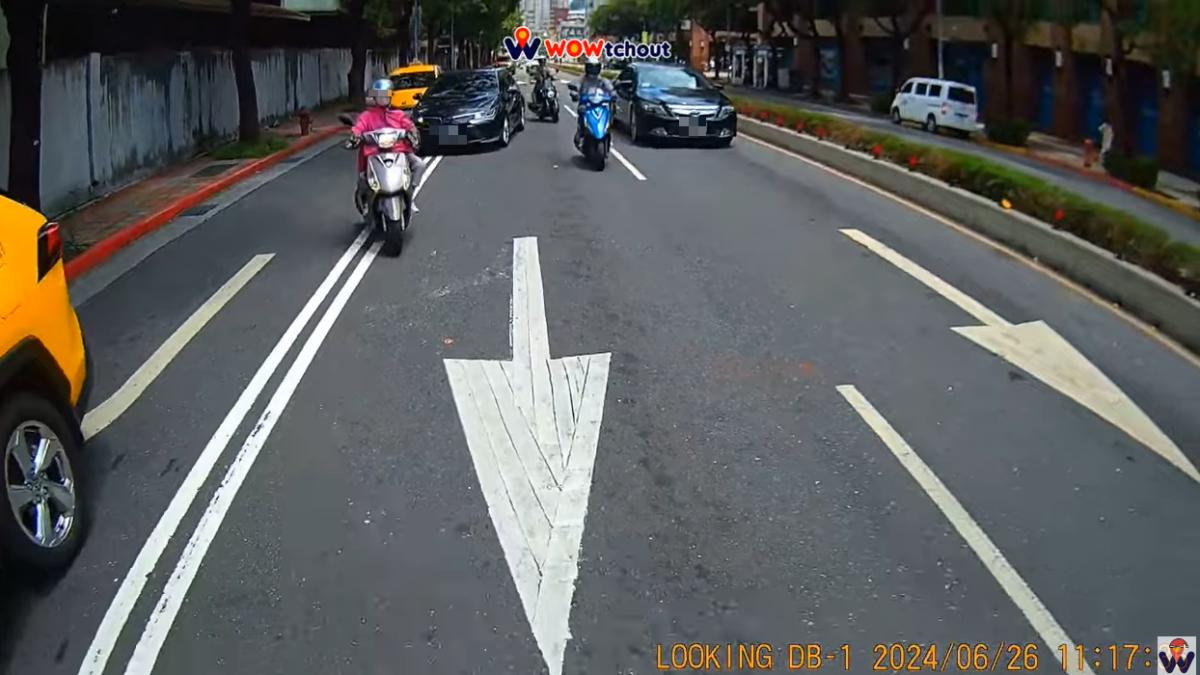 粉衣婦人跨雙白線還未打燈。（圖／翻攝自WoWtchout - 地圖型行車影像分享平台）