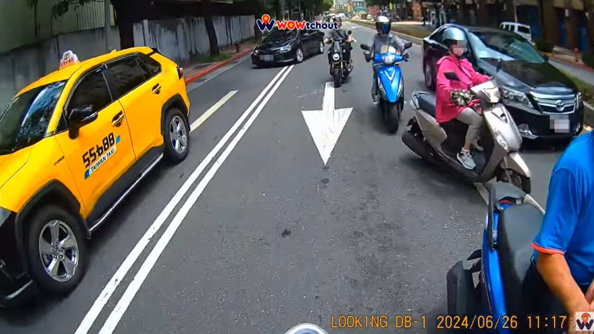 不出意外就要出意外了，婦人鬼切3車道遭撞。（圖／翻攝自WoWtchout - 地圖型行車影像分享平台）
