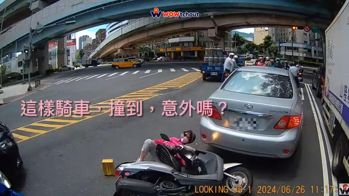 鬼切嬤被撞還碎念誰撞我。（圖／翻攝自WoWtchout - 地圖型行車影像分享平台）