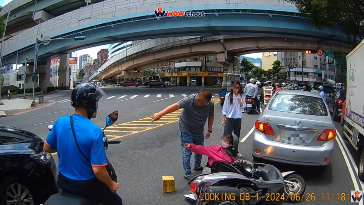 一旁藍衣阿伯看不下去直接國罵粉衣婦人。（圖／翻攝自WoWtchout - 地圖型行車影像分享平台）