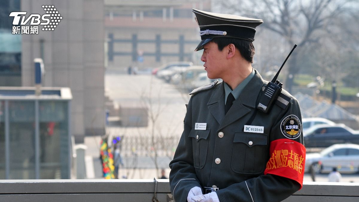 一旦被中國當局判定「可能威脅國家安全」,中國執法單位可以單方面要求蒐集其通訊軟體對話紀錄、電子郵件紀錄、照片、登入紀錄等敏感資訊。(圖/達志影像Shutterstock)