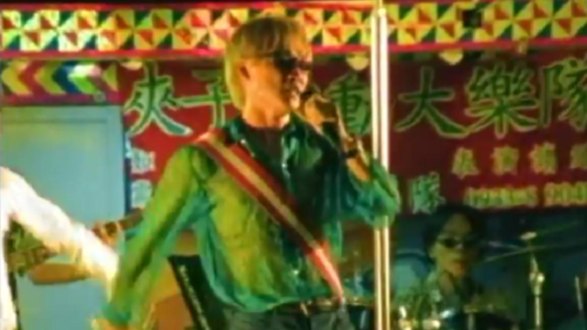 夾子電動大樂隊曾唱紅一代電音神曲〈轉吧!七彩霓虹燈〉。(圖/翻攝自角頭音樂YouTube)
