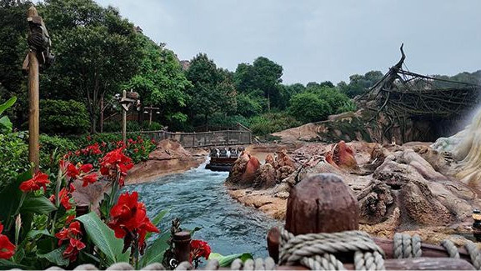 上海迪士尼遊客怒批手把、安全帶「臭氣沖天」:洗手5遍也洗不掉