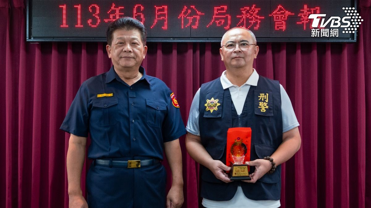 林育駿小隊長獲警察局好人好事楷模表揚。（圖／TVBS）