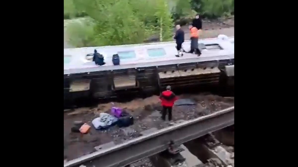 俄羅斯客運列車發生嚴重脫軌翻覆,造成2死70人受傷。(圖/翻攝自X @Etnaetoya)
