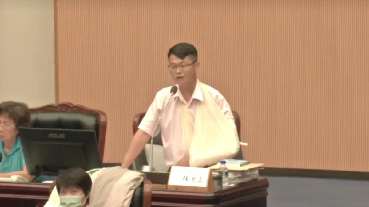 林源富在縣議會指控吳姓分局長與他的妻子搞曖昧。（圖／翻攝自花蓮縣議會）