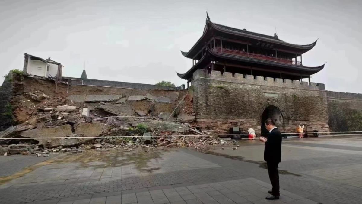 千年古蹟「10秒毀」!浙江古城牆不敵暴雨突崩塌 驚人畫面曝