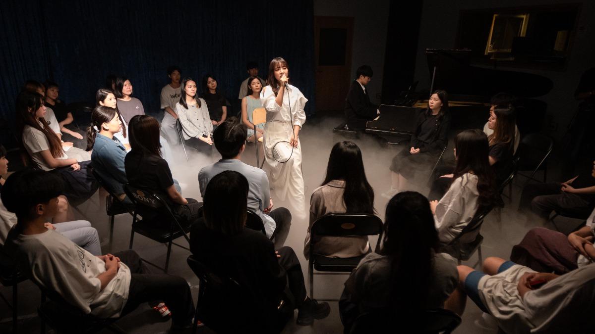 丁噹拍攝〈跟自己說晚安〉MV時,笑說像在劇院舉辦小型見面會。(圖/相信音樂提供)
