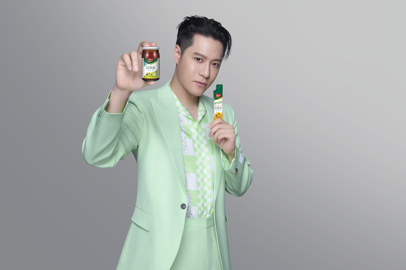  ▲天地合補葉黃素濃縮飲體積輕巧，條狀方便放進包包中隨身攜帶，每天照顧晶亮時輕鬆補給不費力。
