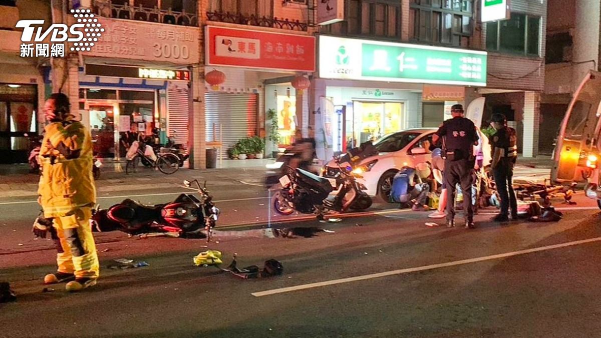 高雄發生嚴重車禍、百萬奧古斯塔重機飆速遭撞倒。(圖/TVBS)