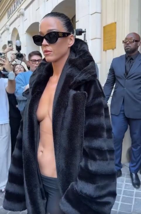 Katy Perry胸型超美！（圖／翻攝自Vogue臉書）