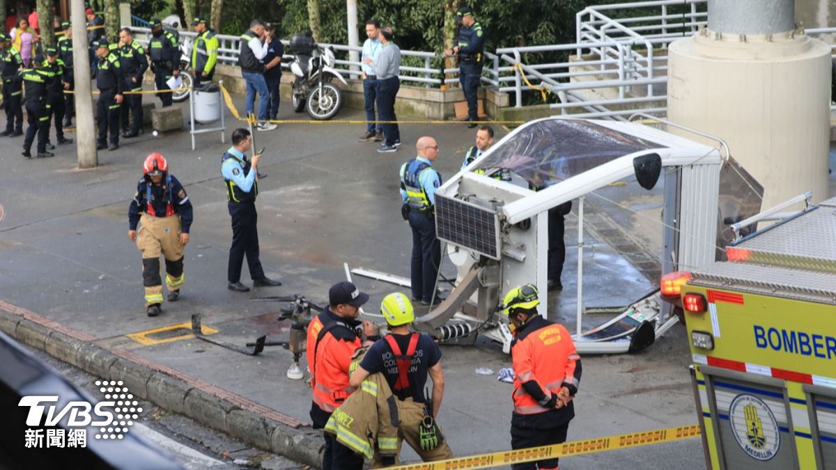 出事車廂在進入車站時突然停下,接著就被後方駛來的下1節車廂撞上。(圖/達志影像美聯社)