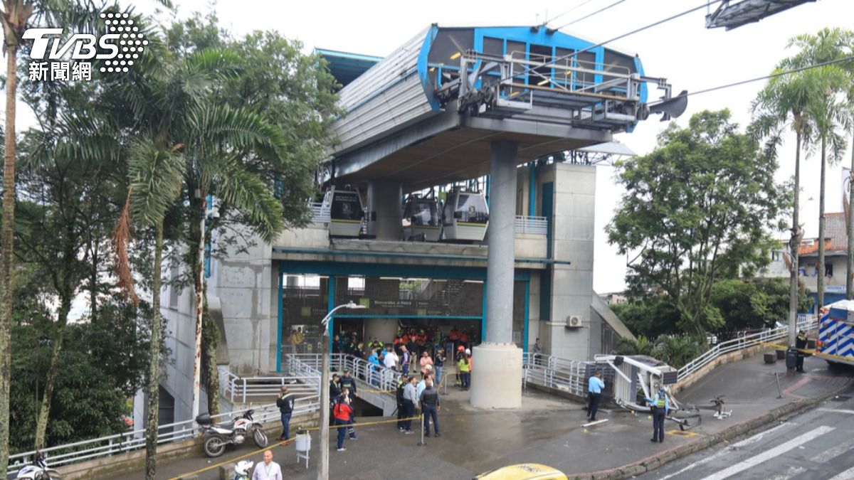 這起事故也導致纜車系統停擺,有數十名乘客被困在2站之間的車廂中。(圖/達志影像美聯社)