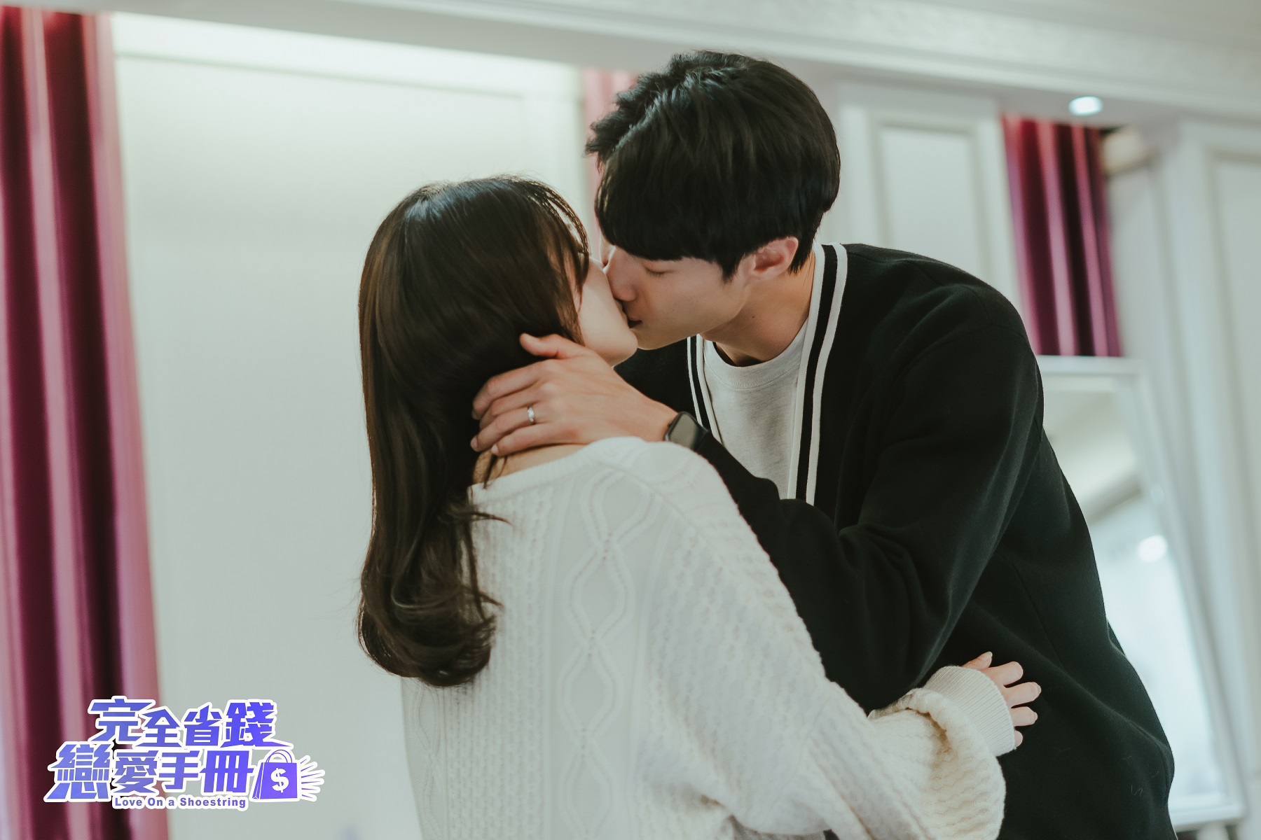陳語安(左)、黃柏峰浪漫之吻的幕後,換來女方脖子痠痛。(圖/TVBS)