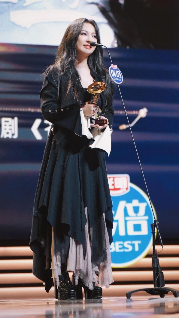 詹雯婷日前出席「騰訊影視音樂盛典」,獲頒「難忘電視劇金曲」獎項。(圖/亞神音樂提供)
