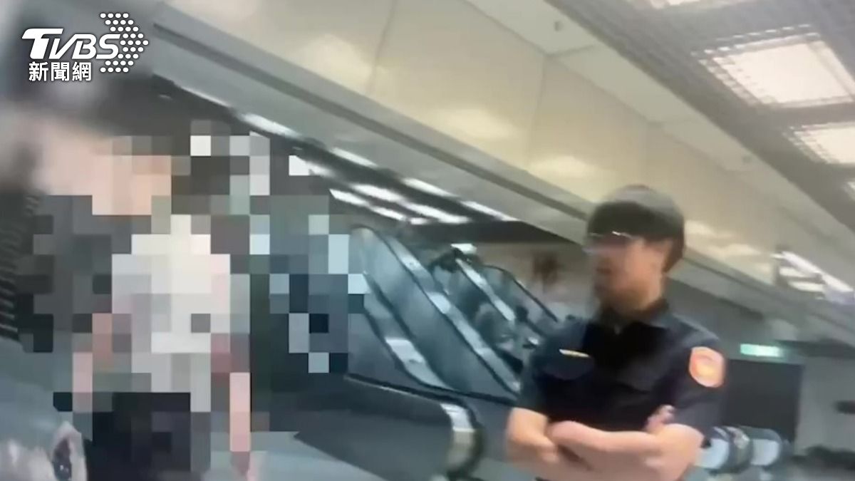 警方到場將涉嫌偷拍男子帶回偵辦。(圖/TVBS)