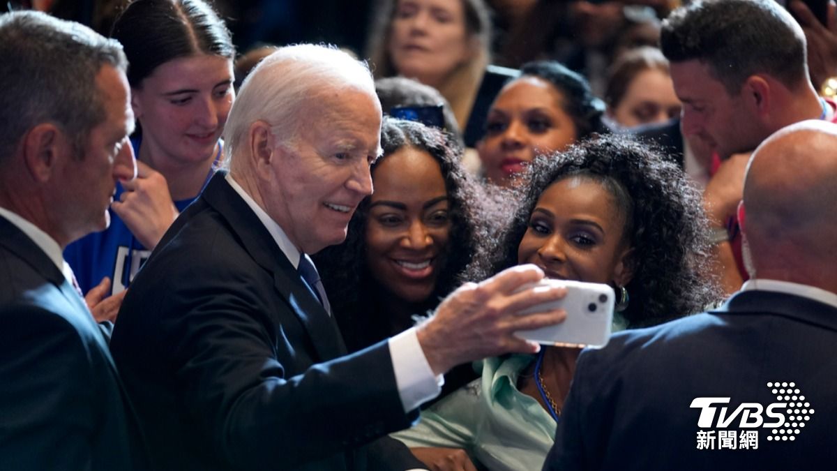 若競選團隊有關感冒的說法屬實,拜登在進場前與支持者近距離互動似乎相當不妥。(圖/達志影像美聯社)