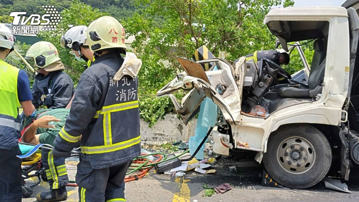 快訊/新北八里垃圾車撞斷電桿!副駕駛斷腿受困 1497戶被斷電
