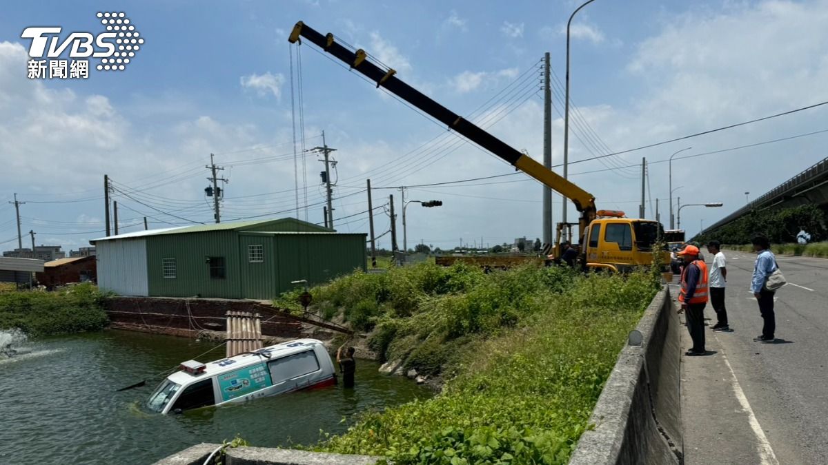 救護車衝進魚塭,被吊車吊起,車上兩名消防救護員也受傷送醫。(圖/TVBS)