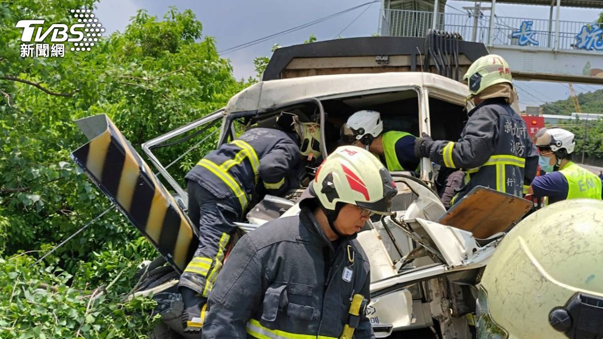 車禍撞斷路邊電桿導致周邊住戶暫時無電可用。(圖/TVBS)